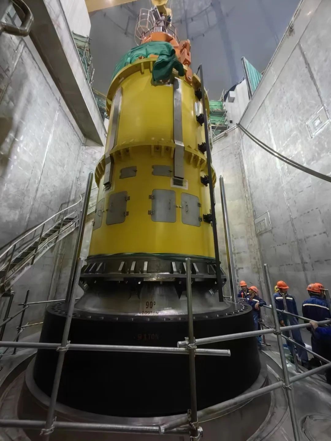 中核二三承建的漳州核电1号机组冷试前压力容器顶盖扣盖工作顺利完成(图2)
