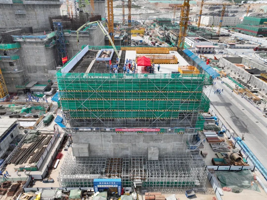 三澳核电项目1BDA/U柴油机厂房主体结构封顶完成