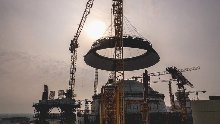 路布尔核电2号机组外穹顶进展，核燃料定于 10 月交付