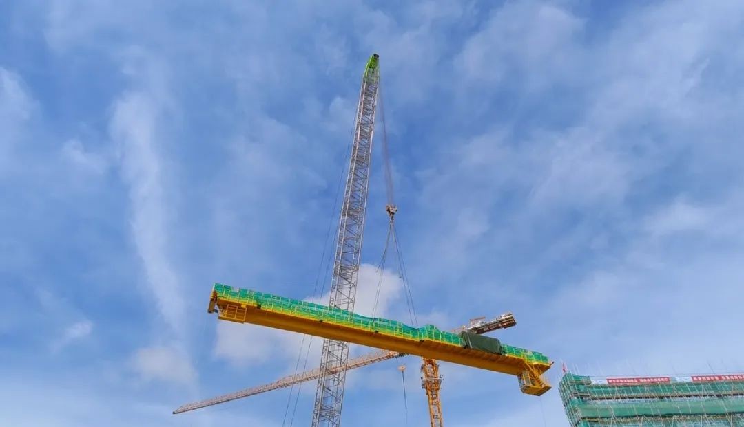 华能海南昌江核电二期工程项目3号机组常规岛主行车顺利吊装就位