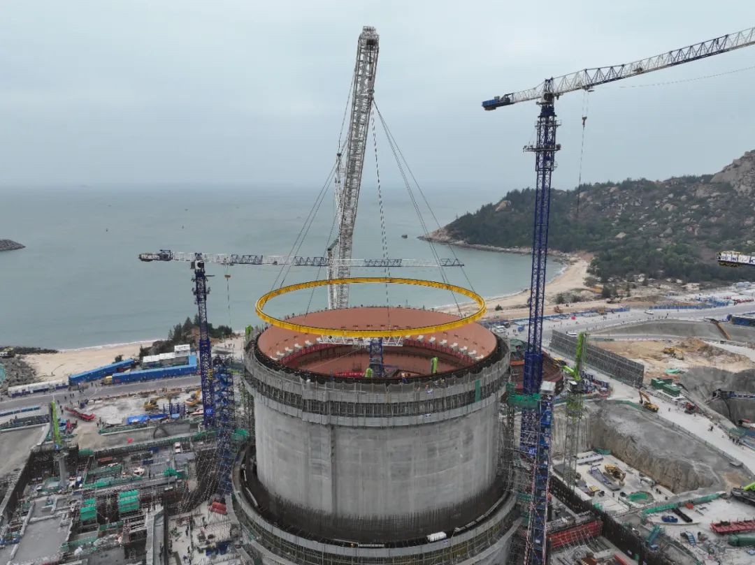 陆丰核电项目5号机组环吊主梁吊装就位