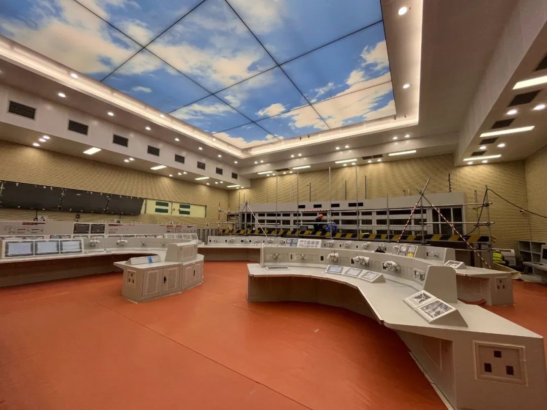 三澳核电项目1号机组DCS相关主控室操作盘台及设备全部引入完成