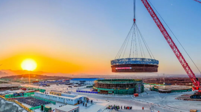  中广核山东招远核电1号机组核岛钢衬里首个模块吊装就位