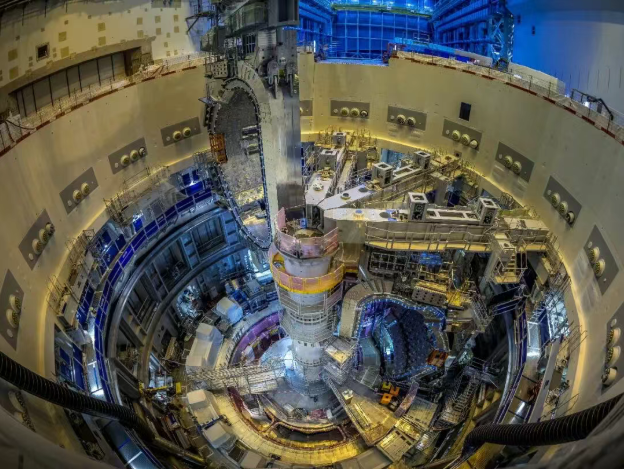 ITER装置真空容器组装过半 第八扇区模块完成毫米级精度吊装