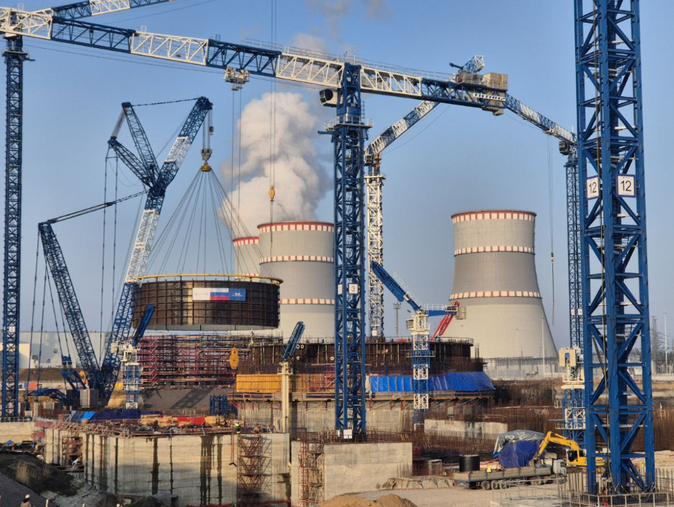 俄罗斯列宁格勒核电站二期(Leningrad II)3号机组反应堆厂房第二模块顺利完成吊装