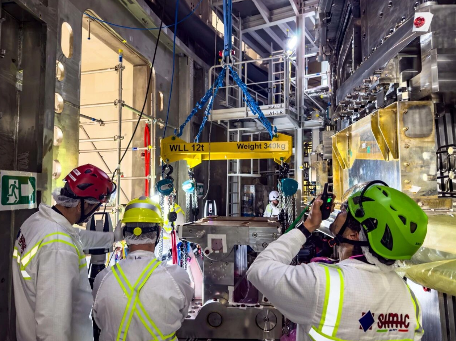 科技赋能与人力协同，ITER真空室重力支撑实现0.25毫米超高精度就位