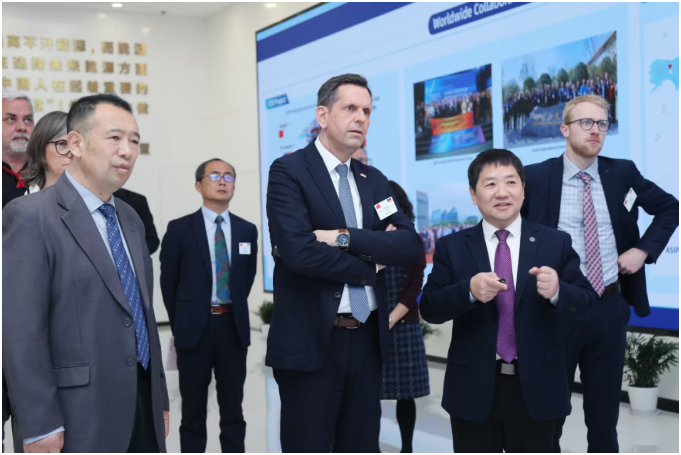 德国下萨克森州州长奥拉夫·利斯一行来中国科学院合肥研究院等离子体所访问交流