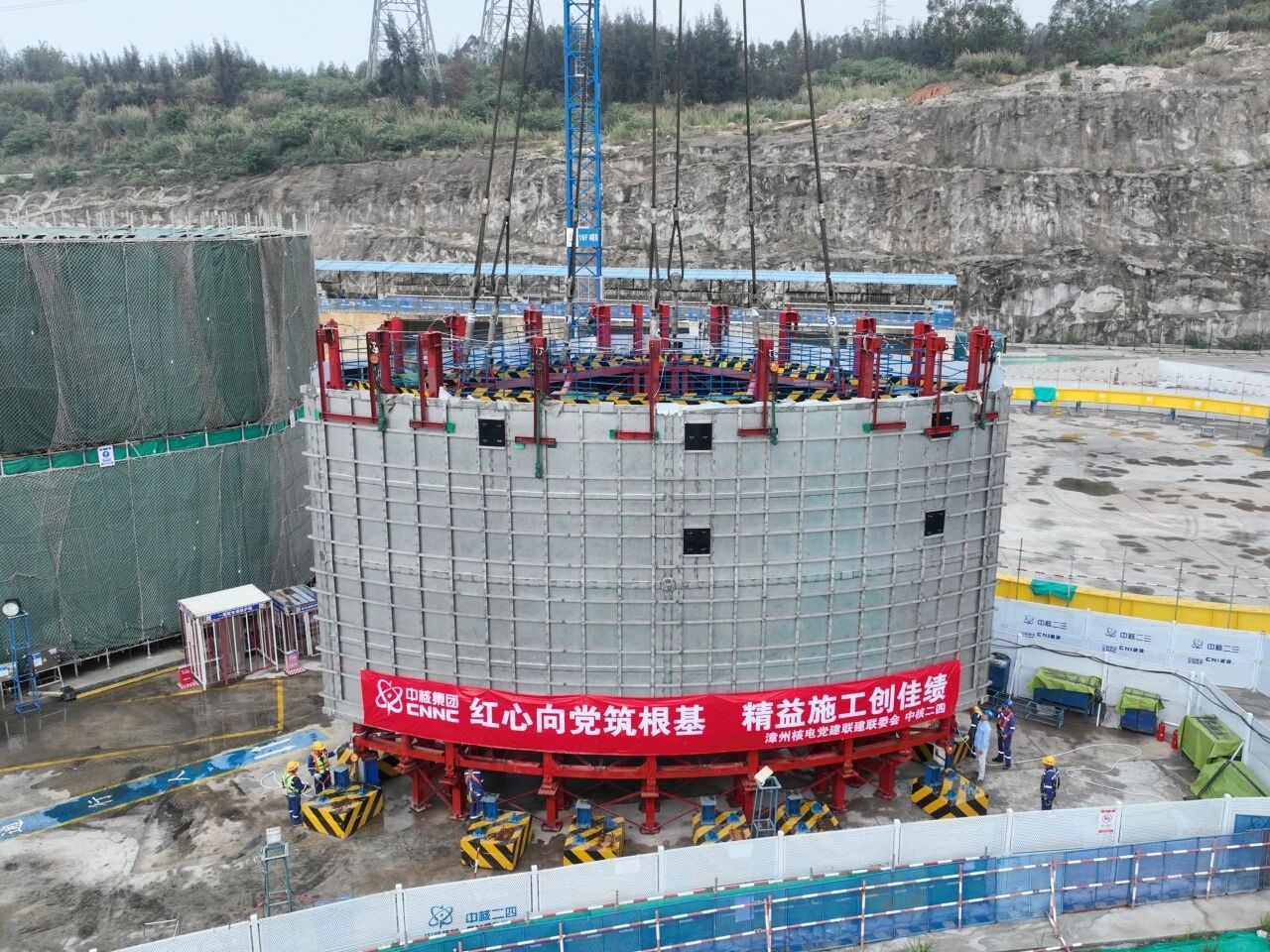 漳州核电4号机组再传捷报 130吨非能动堆腔注水箱模块成功吊装