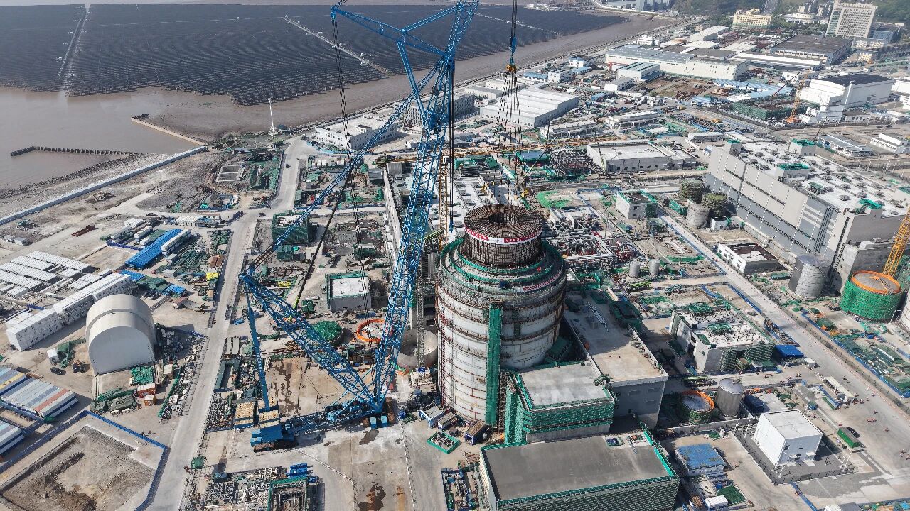 三代首发 双擎引领丨三门核电4号机组CB20模块吊装就位