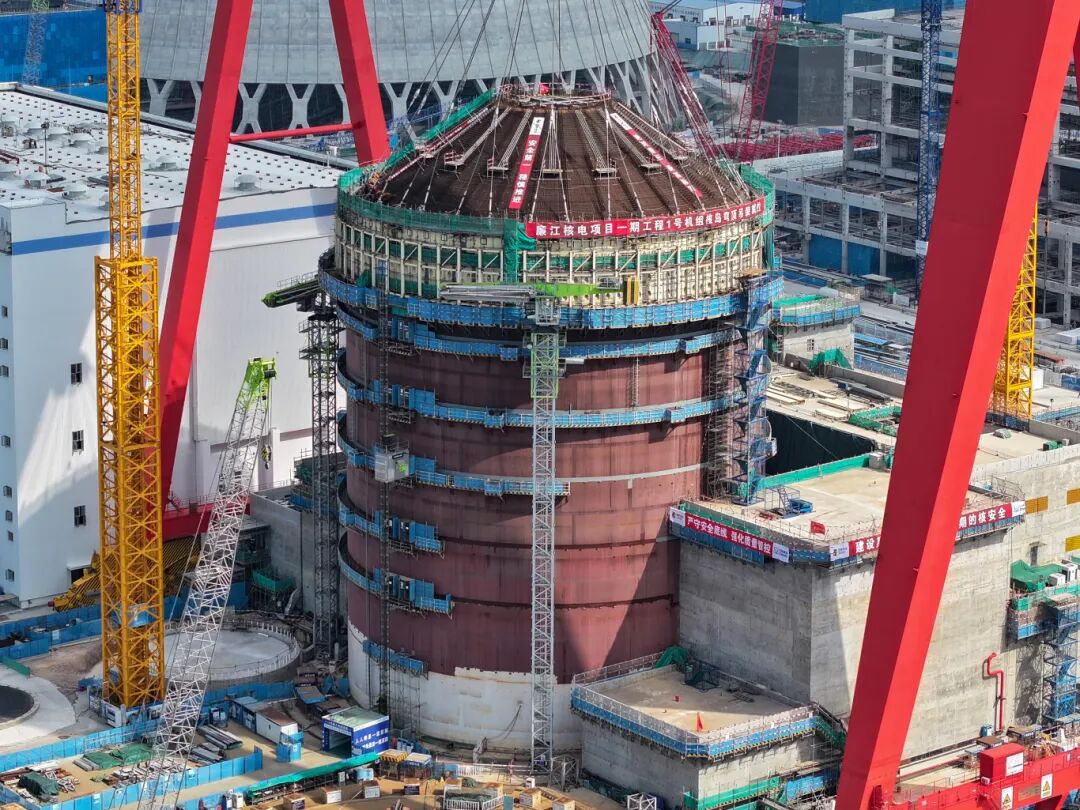 广东廉江核电项目1号机组屏蔽墙穹顶吊装就位