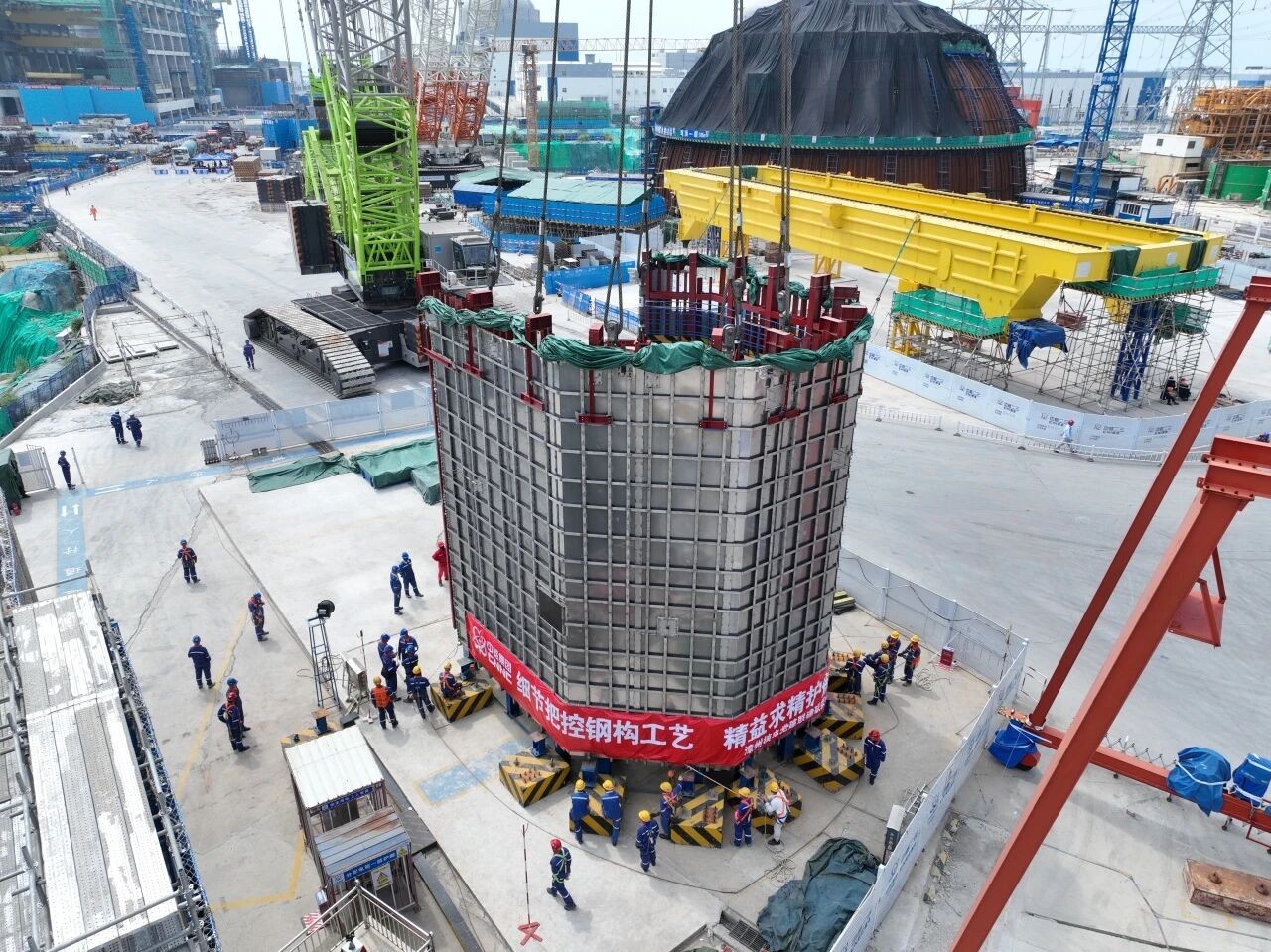 华龙腾飞丨漳州核电4号机组堆腔换料水池模块吊装成功