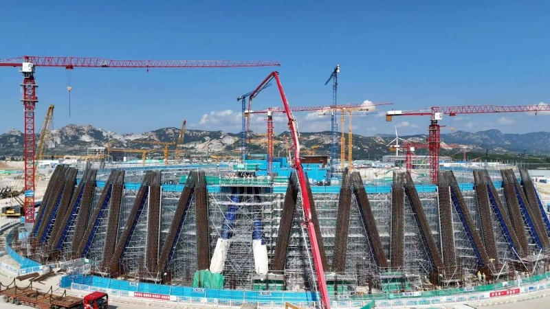我国首个采用冷却塔的“华龙一号”核电站1号冷却塔第一对人字柱顺利浇筑完成